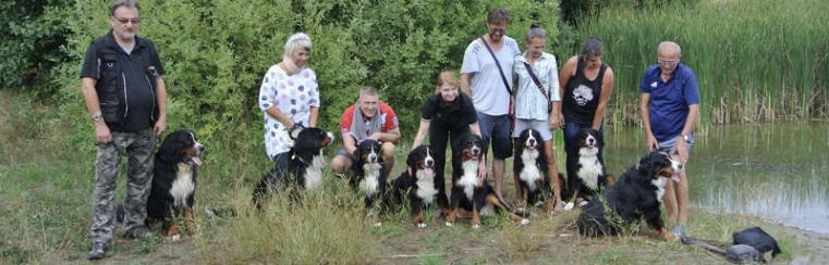 v.l.n.r.: Papa Timur, Kamy, Kora, Mama Rieke, Hiska, Kira-Elli, Kosma (Thila) & Käthe
